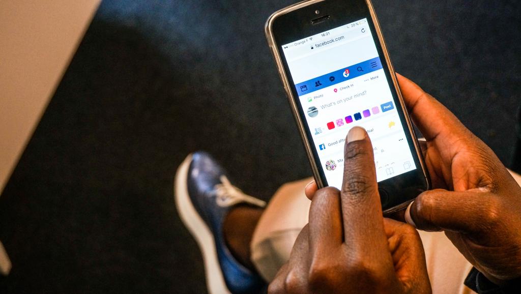 Réseaux sociaux : 98% des 139 millions d’utilisateurs de Facebook en Afrique se connectent sur mobile (rapport)